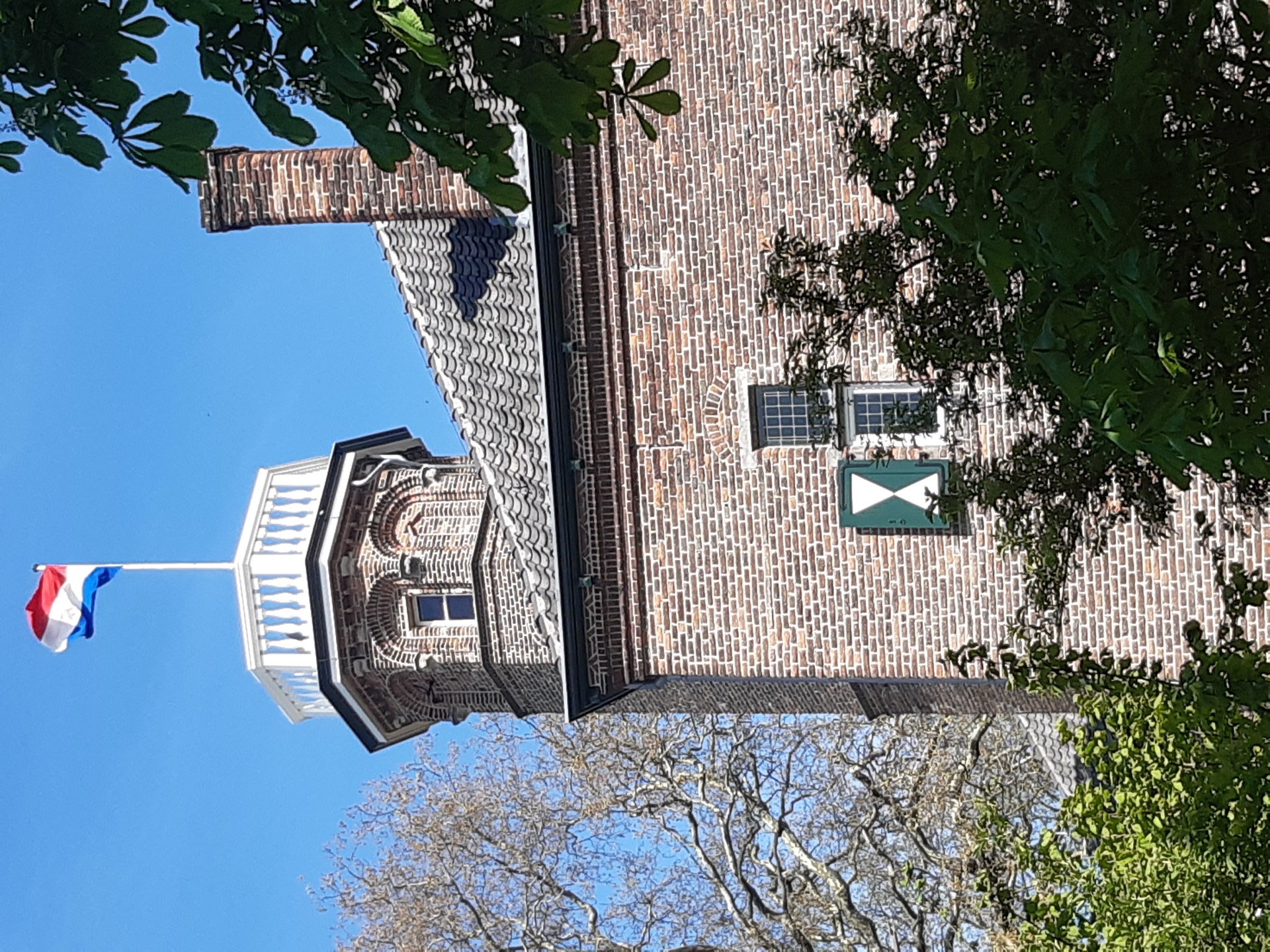 Exterieur Huis Sevenaer met Nederlandse vlag