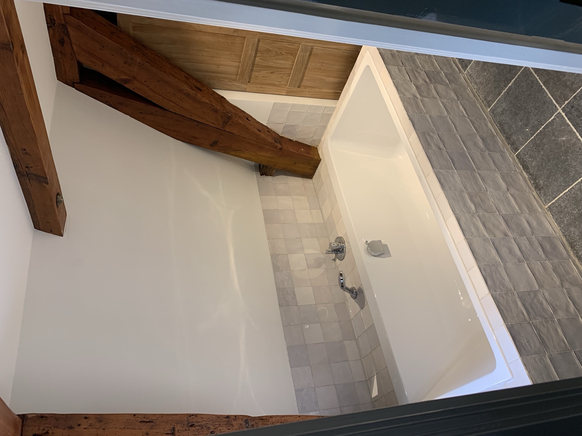 Luxe badkamer met houten balken en natuursteen