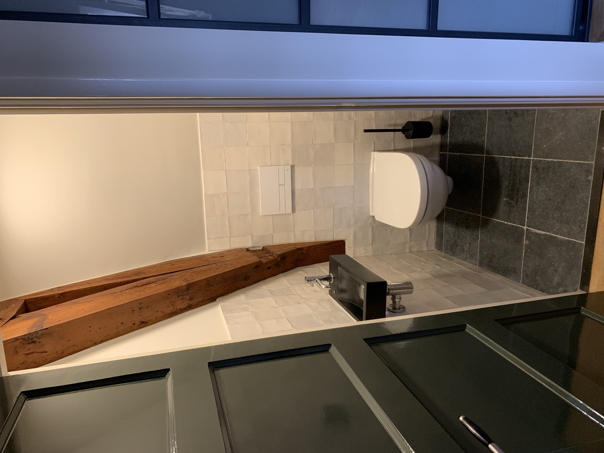 Badkamer met natuursteen en origineel houtwerk