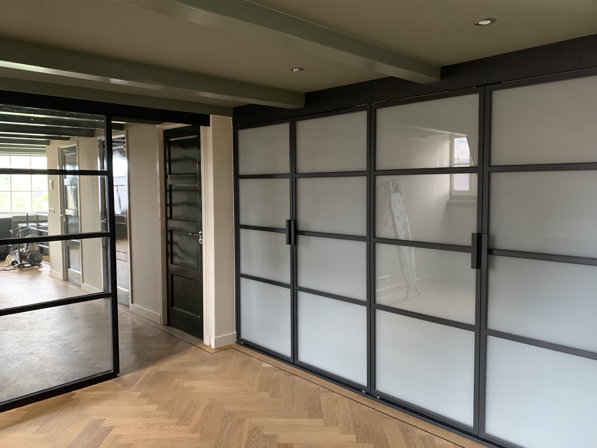 High-end interieur met stalen kozijnen en visgraat parket, Keizersgracht Amsterdam